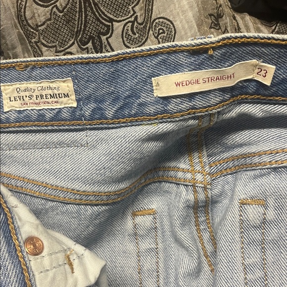 NWT LEVIS HIGH RISE DISTRESSED JEANS - Picture 8 of 9